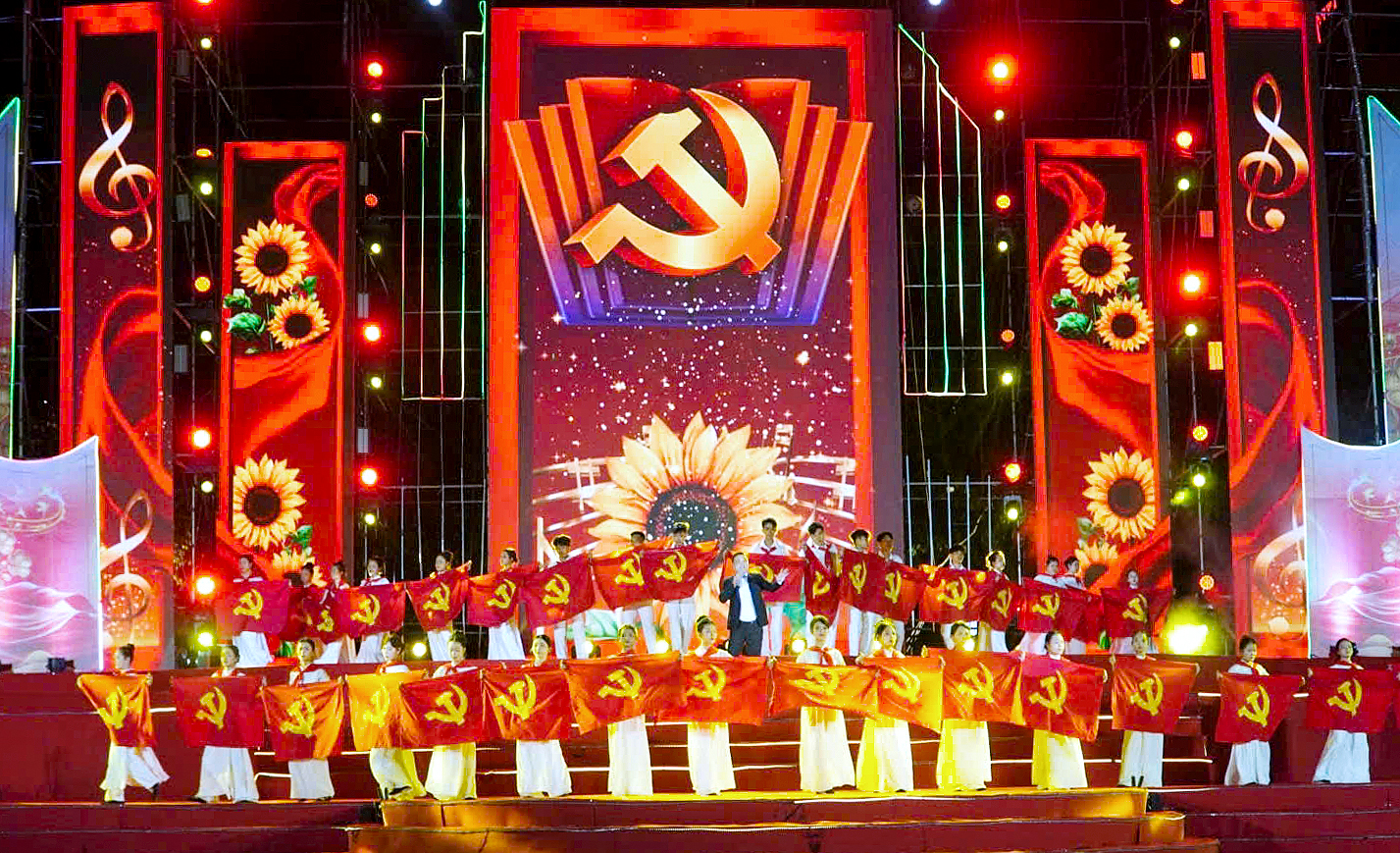 Một tiết mục ca ngợi đất nước, ca ngợi Đảng Cộng sản Việt Nam quang vinh